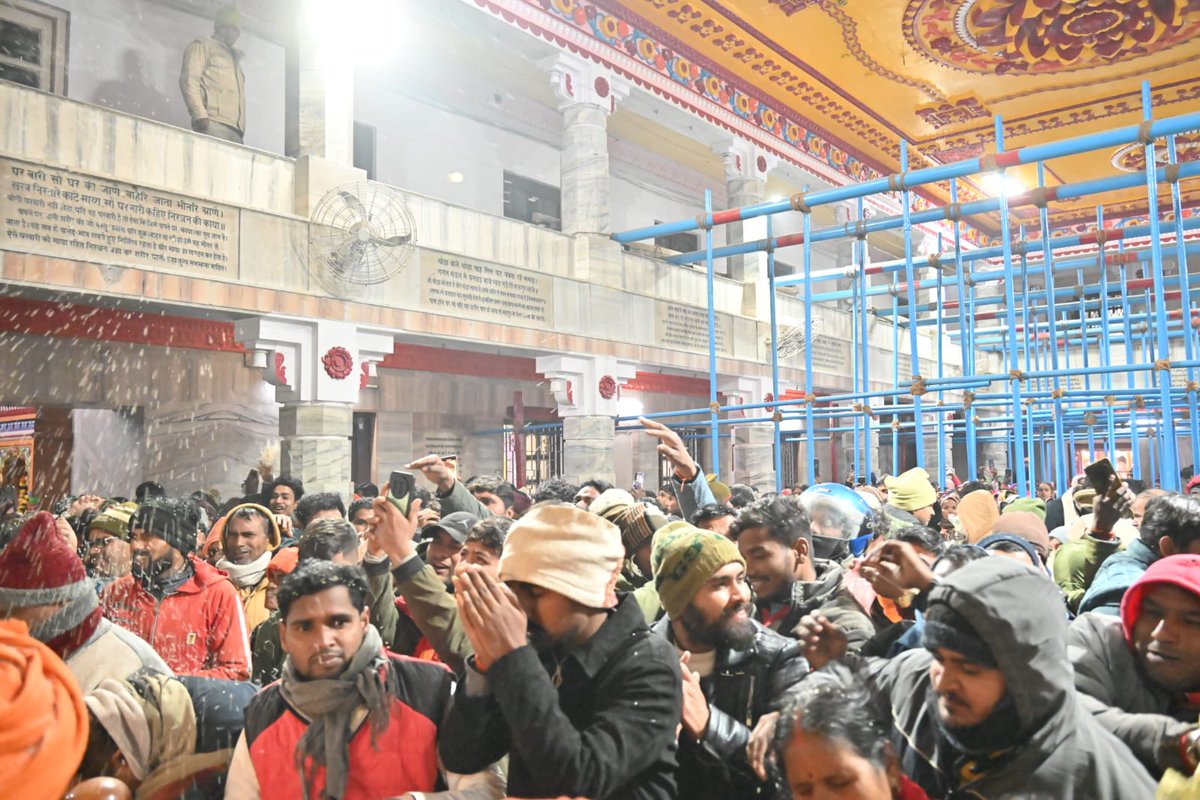 dsdharmendragkp's tweet photo. #खिचड़ी_मेला
#मकर_संक्रांति के पावन अवसर पर  UP #CM @myogiadityanath ने शिवावतारी बाबा गोरखनाथ जी का पूजन अर्चन कर खिचड़ी चढ़ायी। इस मौके पर दूरदराज से आये लाखों श्रद्धालुओं ने भी आस्था की खिचड़ी चढ़ायी। 
@myogioffice @GorakhnathMndr
@UPGovt @InfoDeptUP https://t.co/8x4JYH1sNC