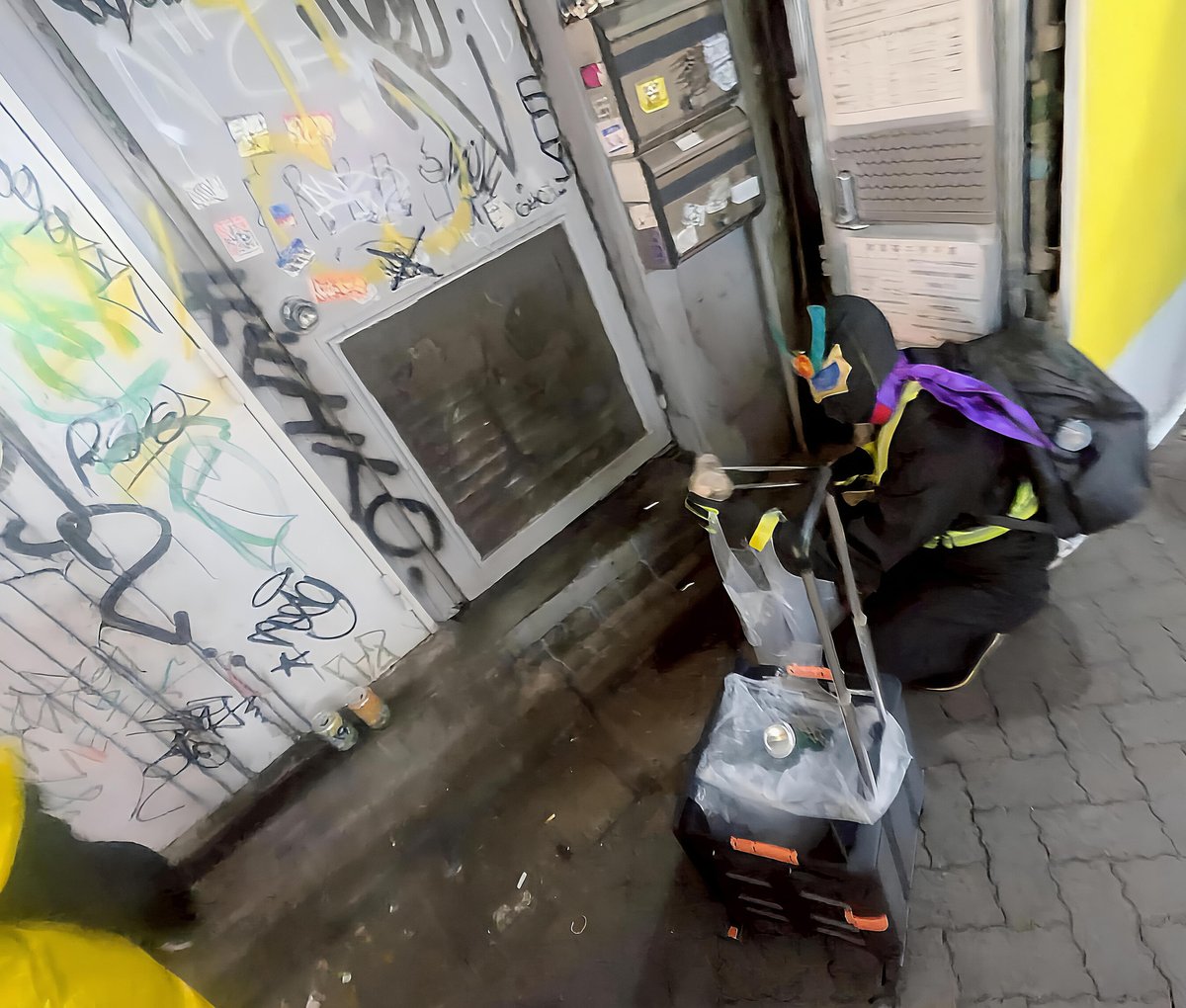 iijNWqUQ7i41630's tweet image. 馬鹿にされることも無限にあった。
目の前でゴミを捨てられたこともあった。

でも一番許せないのは火のついた煙草をしれっと燃えるゴミ袋に入れてった外道。

すぐ取り出したから引火はしなかったけど、先端から煙は出てた。
下手すら大火事。

そそくさと人混みの中に消えていったが、私は忘れない。