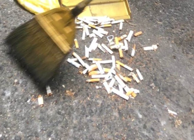 iijNWqUQ7i41630's tweet image. 馬鹿にされることも無限にあった。
目の前でゴミを捨てられたこともあった。

でも一番許せないのは火のついた煙草をしれっと燃えるゴミ袋に入れてった外道。

すぐ取り出したから引火はしなかったけど、先端から煙は出てた。
下手すら大火事。

そそくさと人混みの中に消えていったが、私は忘れない。