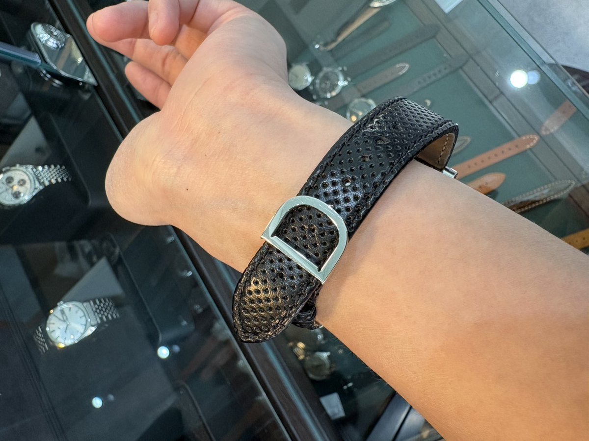 ダンヒルのカーウォッチが入荷しました！ 傾斜をもつサファイヤ