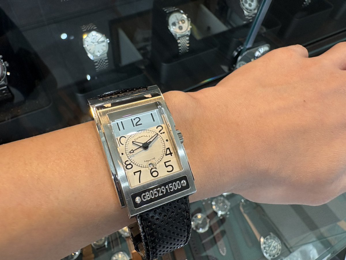 ダンヒルのカーウォッチが入荷しました！ 傾斜をもつサファイヤ