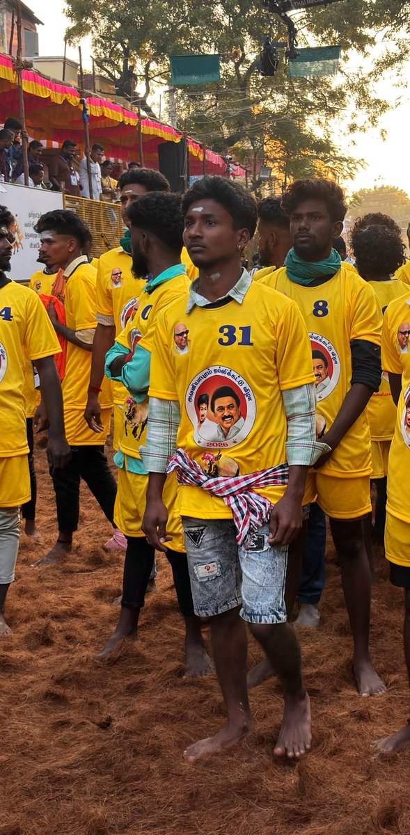 singrameshkuma6's tweet photo. "டி-சர்ட் மாறலாம், ஆனா இடுப்புல கட்டுன துண்டு என்னைக்குமே மாறாது. களம் ஜல்லிக்கட்டு... 
நம்ம புள்ளைங்க!" 🦁💪

#என்றென்றும்_அதிமுக
#ADMK_TNJ 

சூப்பர் அண்ணே 
@satyenaiadmk https://t.co/YIpwQBji41