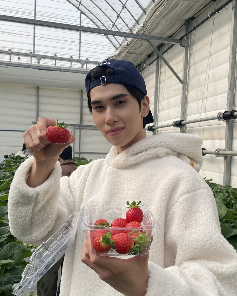 ItsSkinTH's tweet image. Would you like some strawberries? 🍓@dunknatachai 

DUNK in Seoul with ITSSKIN

#ITSSKINxDunkKoreaTrip 
#dunknatachai #ITSSKIN #ITSSKINTHAILAND