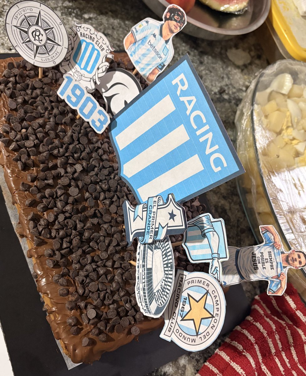 moreveiga_'s tweet photo. mi mamá: “que bueno es nena!”
la torta de la nena: https://t.co/B5rDTDkzyB