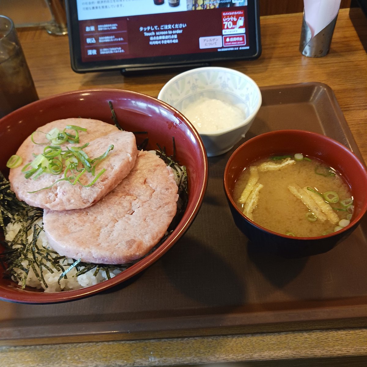 すき家の、マグロたたきとろろ丼の特盛❗
満足しました(´- `*)
午後からも頑張るか😪