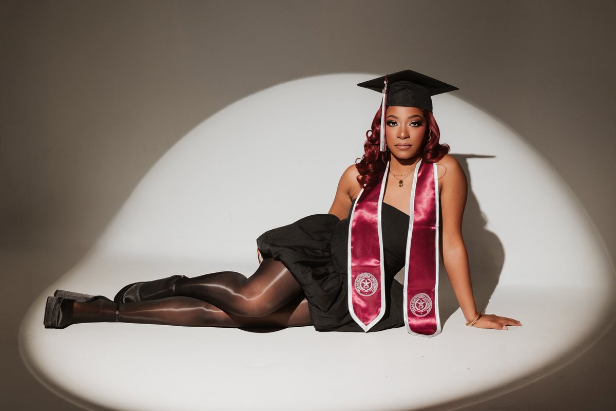 iamaushila's tweet photo. Letโs just say, that the tassel was worth the hassle ๐๐๐ค๐ฝ๐
signed a @TexasSouthern grad ๐ฃ๏ธ๐ฏ
๐ธ: IG ANTRHOPOLOGYPHOTOCO
#wearetexassouthern #tsugrad25 #txsu #texassouthernuniversity #HBCU #HBCUPride https://t.co/lG53DAlOec