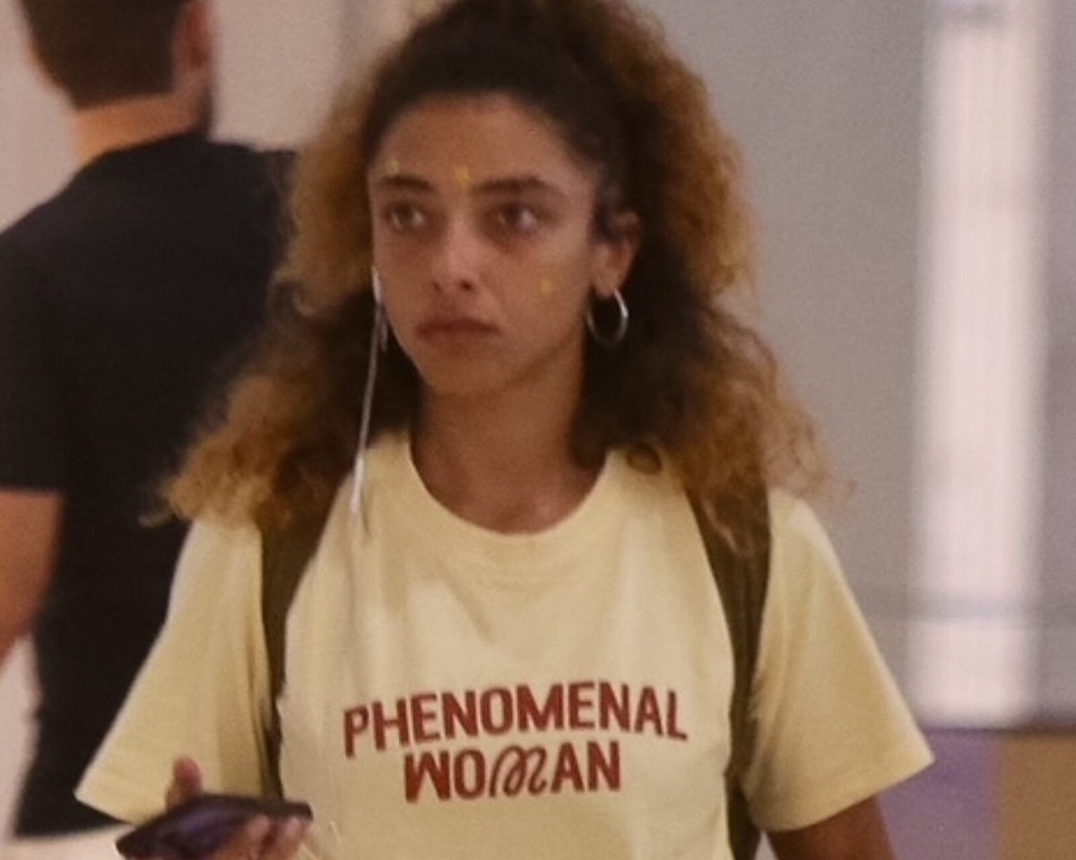 ObsFamosos's tweet image. Após Globo de Ouro, atriz é flagrada de chinelo em shopping de luxo
CONFIRA: observatoriodosfamosos.com.br/noticias/apos-…
#Agnews #AliceCarvalho #GloboDeOuro #OAgenteSecreto