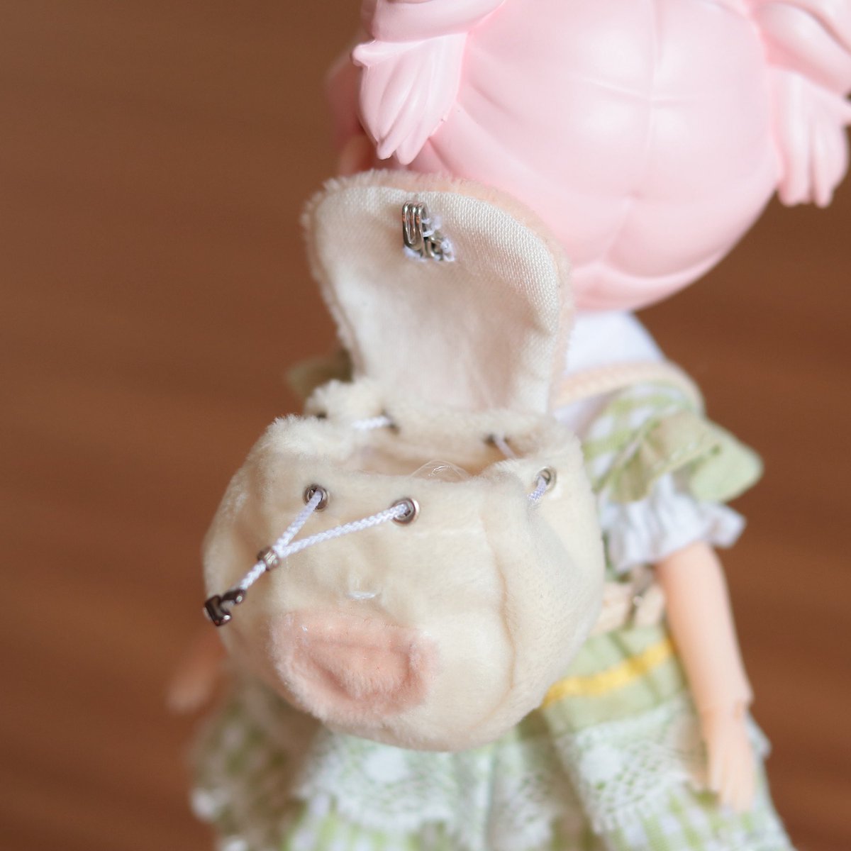 ピンク完成しました🐷

中は巾着みたいな仕様にしました。フタも閉じるので中の物が落ちにくくなってます。外ポッケにも小さい物が入りますよ🍫

色違いで茶色も作ろうと思います🐻