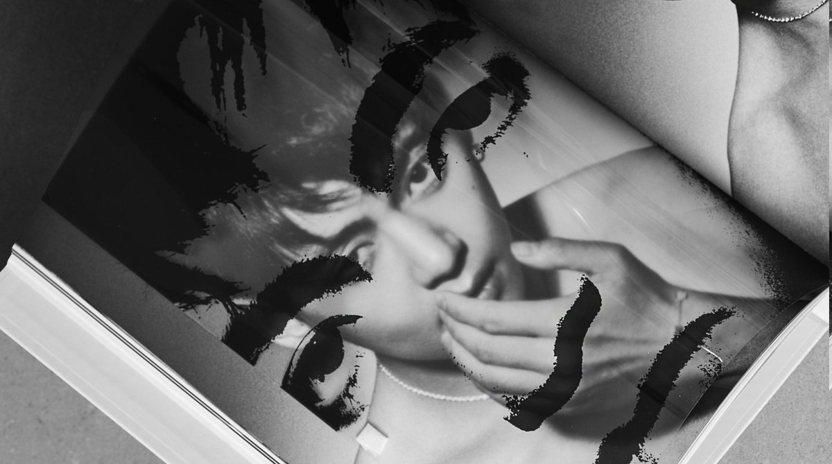 musicmapv's tweet image. V TYPE 非: What Does Kim Taehyung's Creative Direction Mean?

The announcement of the V TYPE 非 photobook highlighted a detail that defines the significance of this work: the artist actively participated in every stage, “from planning to photography.” But what does this mean in…