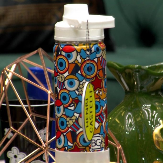 SeriesBrasil's tweet image. Juliano e Brigido eternizaram a participação de Henri Castelli colocando a garrafa do brother na mesa de centro da sala e abençoando o item. #BBB26