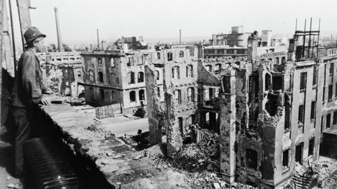 NashaCanada's tweet image. Только в феврале 1945 года жители Дрездена узнали, что их страна развязала агрессивную войну.
До этого они жили мирно и спокойно, ходили в кино, на концерты и пили тыквенный латте.