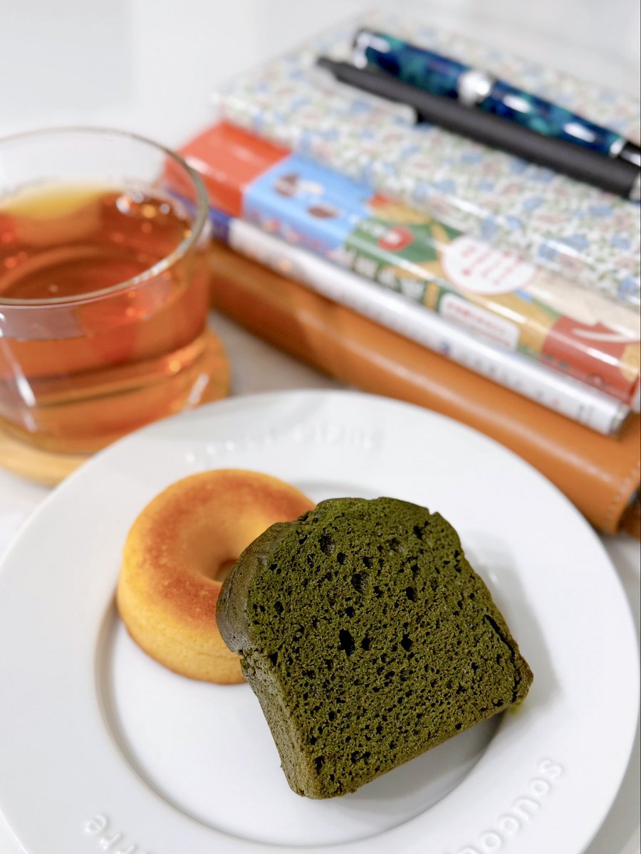emuulog's tweet photo. 新年のご挨拶もしないままご無沙汰しておりました🙇‍♀️

Xmas以降またダイエットとXから遠ざかり＆食べまくりの年末年始を過ごしすっかり50kg前後が定着しちゃってるので、ゆるっとのんびりダイエット再開したいと思います😌

（と言いつつも手帳タイムのお供にストックスイーツの消費強化続行中です🧁） https://t.co/HIEZWlW4jg