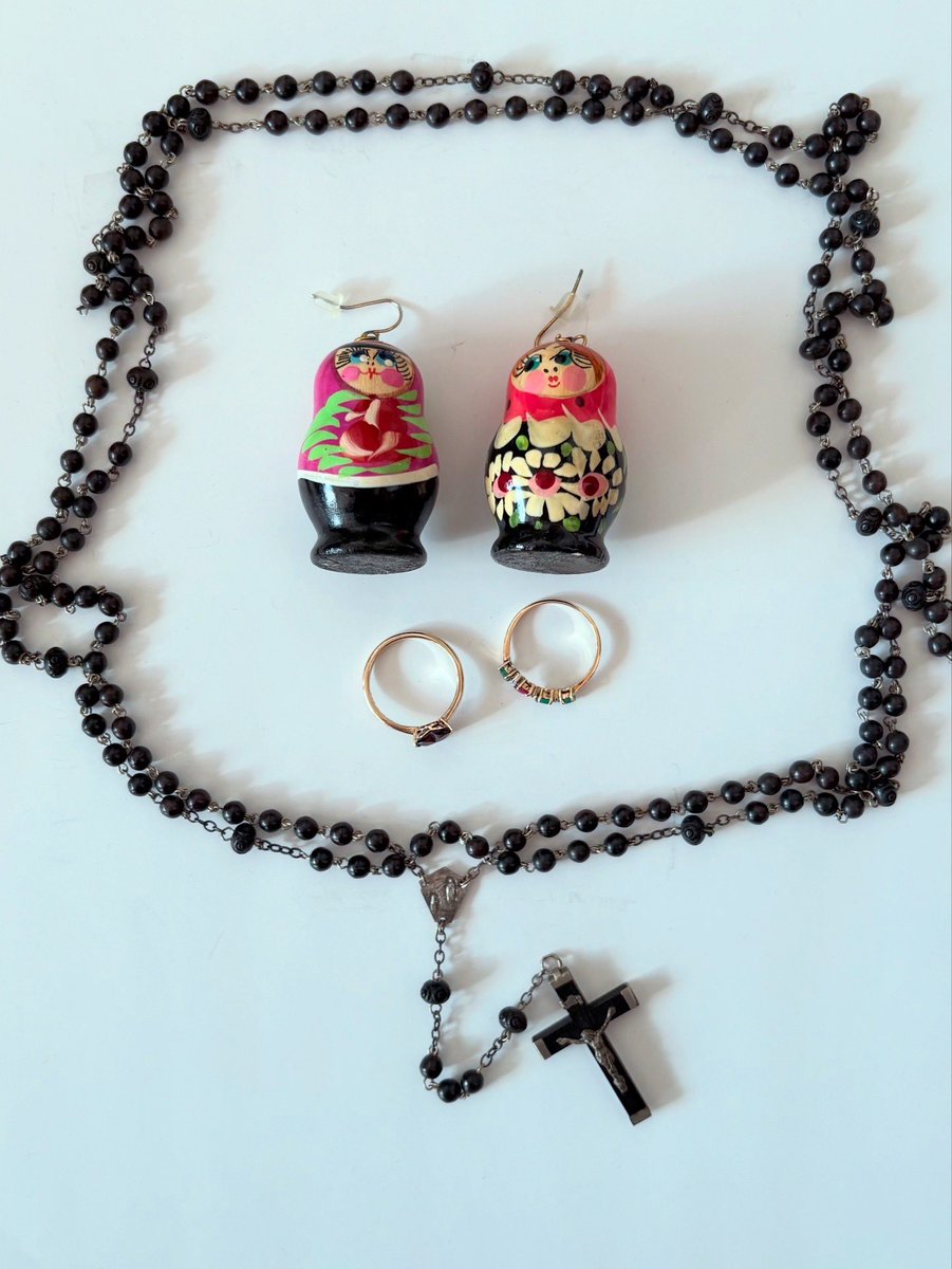 outauni's tweet image. 🍒「Cherry Coke mini」(85)🍒

上着はsupremeリメイクの日

・黒タートル/ UNIQLO…？かな？
・ウールスカート/ vintage
・キラキラつきムートンブーツ/ ugg
・マトリョーシカピアス/ handmade
・長ーいロザリオ/ vintage
・ニットバッグ/ 旗の台猫の店

#cherrycoke #outauni #おおたうに