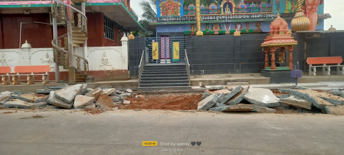 YSRCParty's tweet photo. 🚨 #CBNEffect
అనపర్తి నియోజకవర్గ వైయస్ఆర్సీపీ సమన్వయకర్త, మాజీ శాసనసభ్యులు డాక్టర్ సత్తి సూర్యనారాయణ రెడ్డి గారి కార్యాలయం
అనపర్తిలో హైబ్రిడ్ హిందుత్వం:
బీజేపీ ఎమ్మెల్యే స్వగ్రామంలోనే అభయాంజనేయ స్వామి ఆలయ కట్టడాల ధ్వంసం – మాజీ ఎమ్మెల్యే డాక్టర్ సత్తి సూర్యనారాయణ రెడ్డి గారు తీవ్ర విమర్శ
* రామవరం గ్రామంలో అభయాంజనేయ స్వామి ఆలయ కట్టడాల ధ్వంసంపై తీవ్ర అభ్యంతరం
* ఆక్రమణల పేరిట ఆలయ పరిసరాలను కూల్చివేత
* ఫిర్యాదులేమీ లేకుండానే అత్యుత్సాహం
* 2004లో ఇదే వ్యక్తి చేతుల మీదుగా శంకుస్థాపన
* ఆలయ కమిటీకి నోటీసులు ఇవ్వకుండా చర్యలు
* హిందూ దేవాలయాలపై రాజకీయ కక్ష సాధింపులు
* బీజేపీ అధిష్టానం స్పందించాలని డిమాండ్
* ఉన్నతాధికారులకు ఫిర్యాదు చేస్తామని మాజీ ఎమ్మెల్యే హెచ్చరిక
అనపర్తి నియోజకవర్గంలో బీజేపీ ఎమ్మెల్యే నల్లమిల్లి రామకృష్ణారెడ్డి అనుసరిస్తున్న విధానాలు హైబ్రిడ్ హిందుత్వానికి నిదర్శనమని అనపర్తి మాజీ శాసనసభ్యులు డాక్టర్ సత్తి సూర్యనారాయణ రెడ్డి గారు తీవ్రంగా విమర్శించారు.
అనపర్తి మండలం రామవరం గ్రామంలో ఉన్న శ్రీ భక్త అభయాంజనేయ స్వామి ఆలయం కట్టడాలు, పరిసరాలను ఆక్రమణల పేరుతో అధికారులు ధ్వంసం చేయడం హిందూ ధర్మ ద్రోహం కాదా అని ప్రశ్నించారు.
అయోధ్యలో శ్రీరామ మందిర నిర్మాణాన్ని గొప్పగా ప్రచారం చేసుకునే బీజేపీ పార్టీకి చెందిన అనపర్తి ఎమ్మెల్యే, తన స్వగ్రామంలోనే శ్రీరామ భక్తుడైన హనుమాన్ ఆలయాన్ని ధ్వంసం చేయించడం ఎంతవరకు సమంజసం అని నిలదీశారు.
ఈ ఆలయం 2004లో ప్రస్తుత ఎమ్మెల్యే నల్లమిల్లి రామకృష్ణారెడ్డి దంపతులే శంకుస్థాపన చేశారని గుర్తు చేశారు. అప్పట్లో కనిపించని ఆక్రమణలు, ఇన్నేళ్ల తర్వాత ఎందుకు గుర్తొచ్చాయన్నారు. అసలు ఈ ఆలయం ఆక్రమణపై ఎవరు ఫిర్యాదు చేశారని, ఫిర్యాదులేమీ లేకుండానే ఆర్ అండ్ బి, పంచాయతీ అధికారులు ఇంత అతిగా స్పందించడం వెనుక ఎవరి ఒత్తిడి ఉందని ప్రశ్నించారు.
ఆలయ నిర్వహణ కమిటీకి కనీసం నోటీసు ఇవ్వకుండా, పోలీసులు – అధికారులు అకస్మాత్తుగా వచ్చి మూకముడిగా ఆలయ ప్రహరీ గోడ, పరిసరాలను ధ్వంసం చేయడం దారుణమన్నారు. స్థానిక ఎమ్మెల్యే ప్రమేయం లేకుండా అధికారులు ఇలాంటి చర్యలకు పాల్పడతారా అని సందేహం వ్యక్తం చేశారు.
ఇంతవరకు రాజకీయ కక్షలతో ప్రతిపక్ష నాయకులు, కార్యకర్తలపై దౌర్జన్యాలకు పాల్పడిన ఎమ్మెల్యే, ఇప్పుడు తన అధికారాన్ని ఉపయోగించి హిందూ దేవాలయాలపైనే విధ్వంసానికి దిగడం ద్వారా తన అసలు వైఖరిని బయటపెట్టుకున్నారని విమర్శించారు.
ఒకవైపు ఇదే గ్రామంలో ఆర్ అండ్ బి స్థలంలో విగ్రహాల ఏర్పాటుకు ప్రయత్నాలు చేస్తున్నారు.. కానీ అదే గ్రామంలో ఆక్రమణల పేరుతో ఆలయ కట్టడాల ధ్వంసం హేయమైన చర్య అని మాజీ శాసనసభ్యులు డాక్టర్ సత్తి సూర్యనారాయణ రెడ్డి గారు ఆగ్రహం వ్యక్తం చేశారు.
ఇలాంటి ఘటనలపై బీజేపీ అధిష్టానం తక్షణమే స్పందించి చర్యలు తీసుకోవాలని డిమాండ్ చేశారు. ఆర్ అండ్ బి, పంచాయతీ అధికారులు అనుసరిస్తున్న దమన నీతిపై ఉన్నతాధికారులకు ఫిర్యాదు చేస్తామని మాజీ శాసనసభ్యులు డాక్టర్ సత్తి సూర్యనారాయణ రెడ్డి గారు స్పష్టం చేశారు.