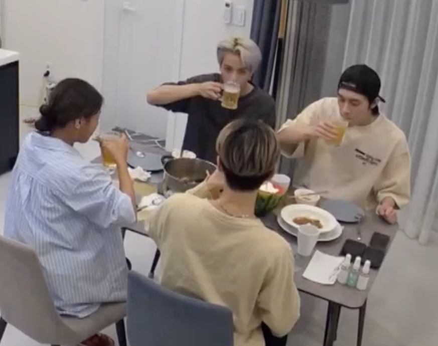 한국에 와서 건배하는데 쥔은 윗사람 잔보다 낮게 부딪치는 주도를 하고 독일 살다 온 양은 상대방을 뚫어지게 쳐다본다는 게 너무 재밋네