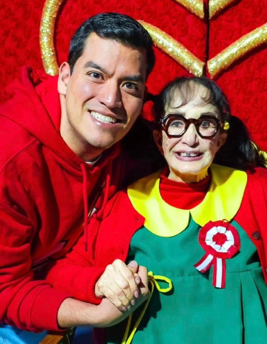 Un fan se tomó una foto con La Chilindrina pero ya parece que anda en modo Annabelle.