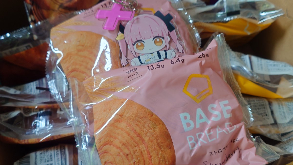Taka_065's tweet image. BASEBREAD届いた！
ストロベリーマジで気になる〜けど食べるのはまた次回...

お昼は早速アレンジ！（１個だけ）
フルーツは違うけど満足感すごい！
クリームがすごく背徳的なんだけどこれが許されたってマ...？

魔法は心でかけておきます🧙‍♂️
#ペケ様降臨  #BASEBREAD