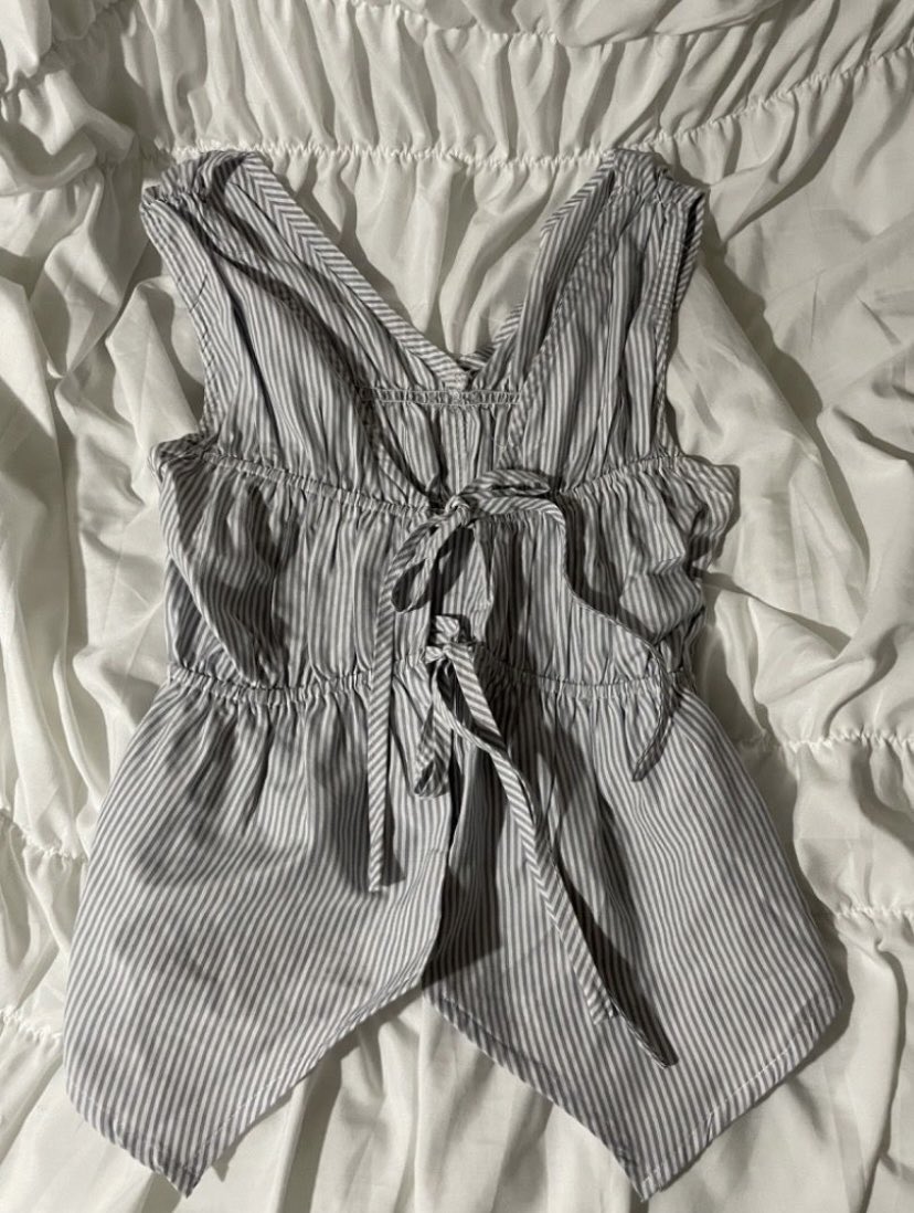 feillyue's tweet photo. WTS PRELOVED 
1. stripe tank top | size S | 45k
2. puffy top blouse | Size S-M | 40K 

BISA OREN/MANUAL
NO NEGO
ONGKIR DI TANGGUNG PEMBELI #zonauangᅠᅠᅠ #wts https://t.co/THYwrofiVl