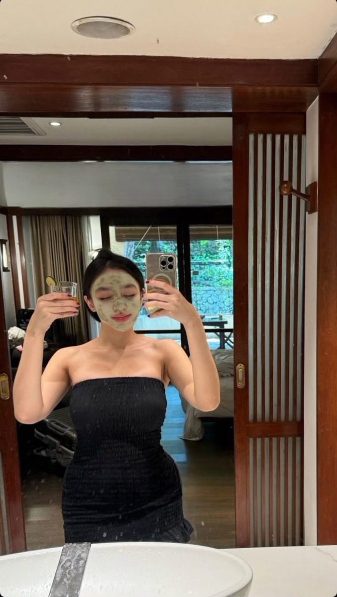 leosprmcy's tweet photo. Fix deh, follow AMANDA ZAHRA tuh efeknya bikin pengen self love dan merawat diri 🥹 Pantes aja cewek-cewek betah scroll postingannya.

Salfok sama masker ijo, beberapa kali sering lihat mamah pake masker ini….. https://t.co/aludzeTIOS