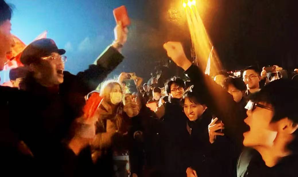 AohuiZ's tweet photo. 2025年12月25日晚湖南韶山毛主席铜像广场活动纪实，越来越多的年轻人参与进来 https://t.co/KvVa0vOXR9