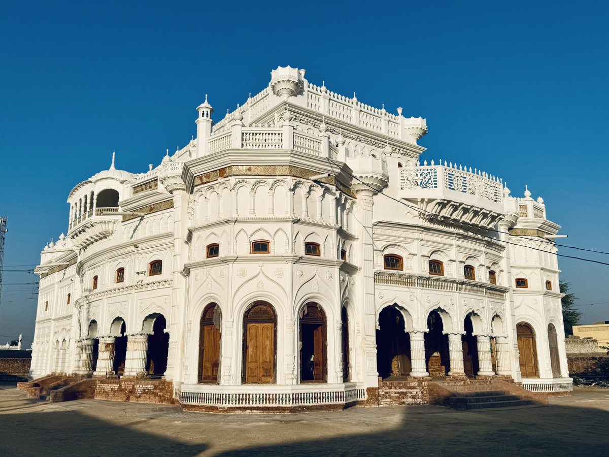 bilawal72's tweet photo. The #WhitePalace Kotdiji, Khairpur Mir’s belongs to and is known as residence of the descendants of Talpur family of ‘Mir Ali Ahmed Khan Talpur. 
White Palace’s architectural design resembles to that of the Rajasthani character and it’s interior consists of decoration from Kashmiri cam artwork accompanied by frescoes and stuccowork and a bit of Arabic calligraphy. The White Palace symbolizes a perfect feel of a ward of common people meeting place (O’ atak). 
The structure at present is in a deplorable condition as the age of the building lack of maintenance and monitoring unchecked vegetation growth improper drainage and weathering are amongst the key causes of its deterioration.
#travel#photooftheday #whitehouse #sindhtourism