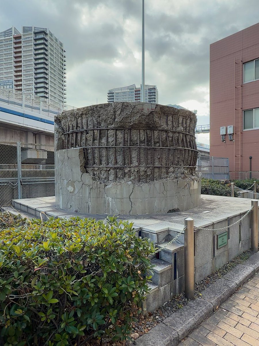 souvenirkobe's tweet image. 阪神淡路大震災から31年
震災遺構のひとつ
浜手バイパスのRC橋脚と伸縮装置と支承

浜手BPは国道2号から
ポートアイランドに通じる高架の自動車専用道路
あの短時間で潰れたり歪んだり…地震のエネルギーは人知を超えたものですね

花時計の近く。一度訪れてみてください
#神戸 #bekobe消しゴムアソビ