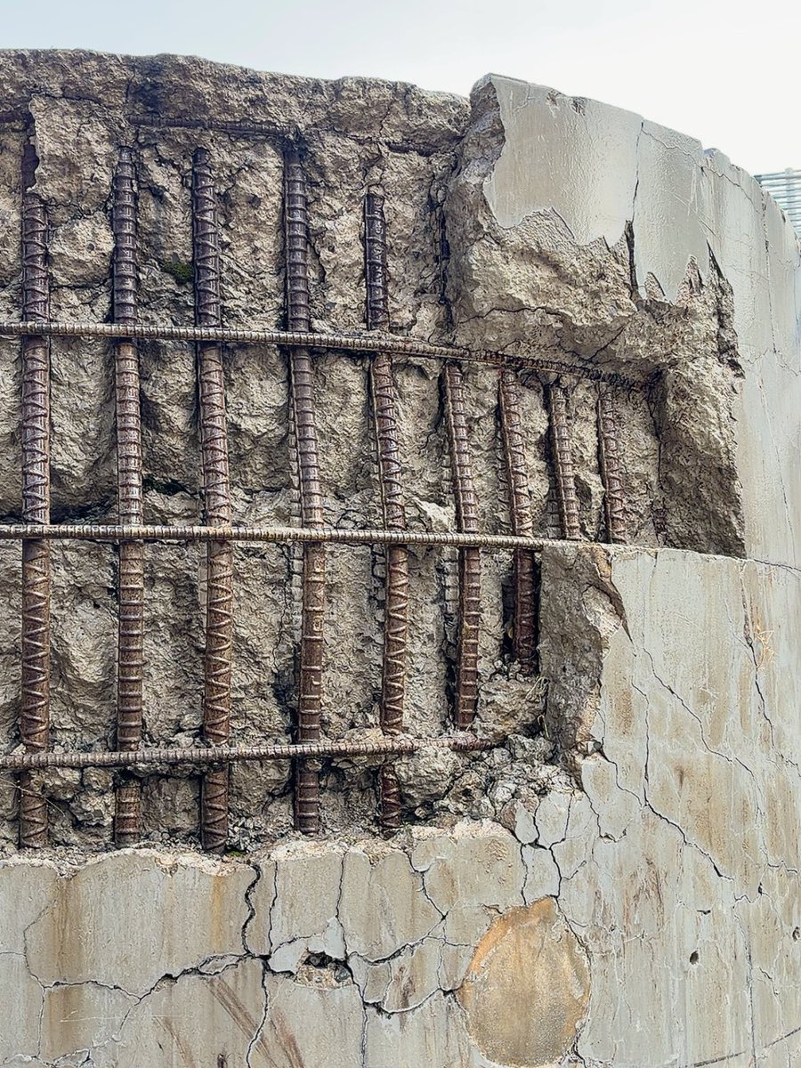 souvenirkobe's tweet image. 阪神淡路大震災から31年
震災遺構のひとつ
浜手バイパスのRC橋脚と伸縮装置と支承

浜手BPは国道2号から
ポートアイランドに通じる高架の自動車専用道路
あの短時間で潰れたり歪んだり…地震のエネルギーは人知を超えたものですね

花時計の近く。一度訪れてみてください
#神戸 #bekobe消しゴムアソビ