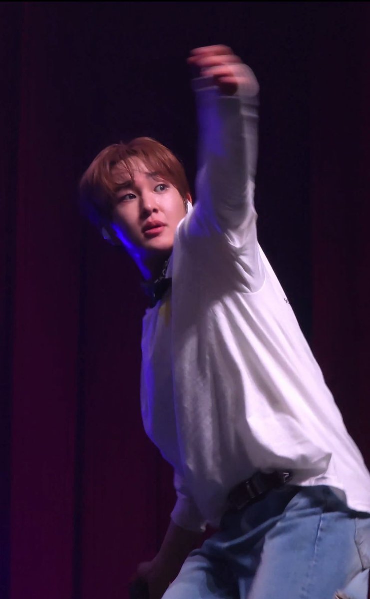 leejinkey's tweet image. this is a build of someone who just rock climbed yesterday UGGGGGGGHHHHHHHH drools everywhere

#ONEW #온유 #ONEW_THE_LIVE_PERCENT_CHICAGO