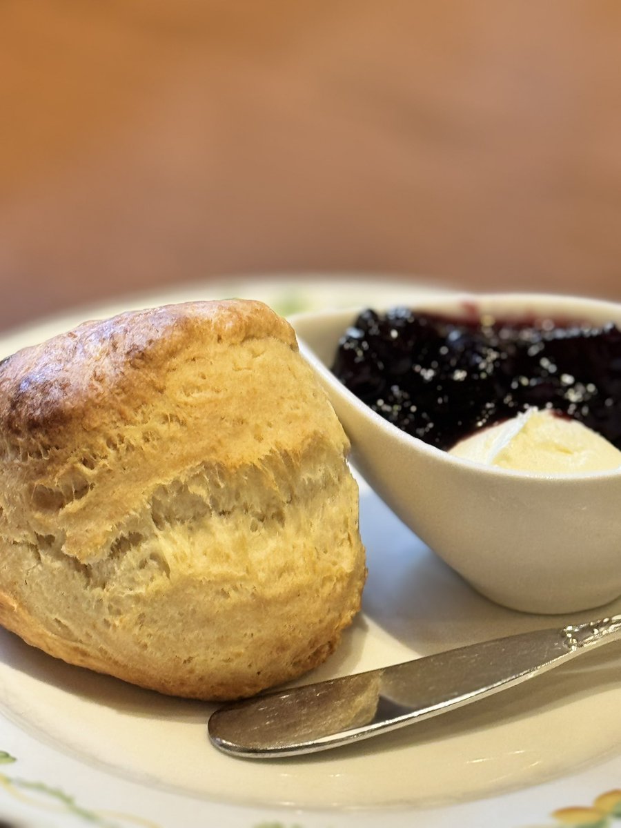 【当店のスコーン！レストラン列車に再び採用です♡】

前回、突然のご用命で驚きつつ
レストラン列車に採用され
アフタヌーンティーの一コマに加えていただいた当店のスコーン🎀

今回
「好評でしたのでまたお願いしたいです！！」
とのご連絡が！

嬉しい☺️🫖
頑張らなくちゃ！