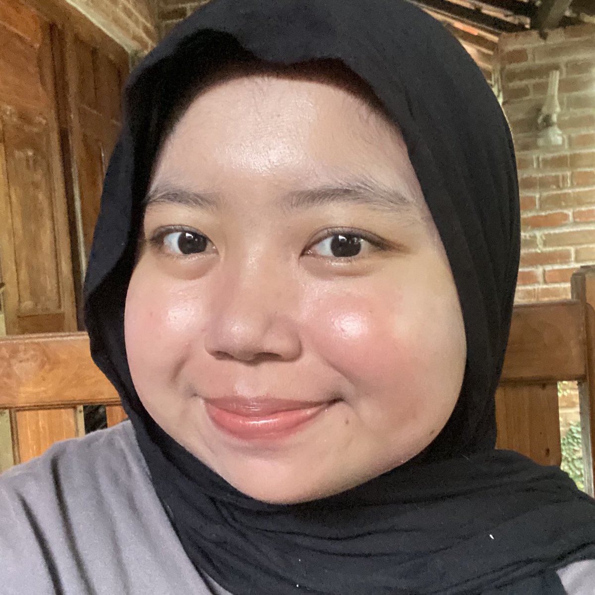 dikeyranjang's tweet image. —nemu sunscreen yang pelajar friendly! 

teksturnya ringan terus bikin cerahan banget!? mana harganya 20rban only pls cobain ga bikin wajah jadi kusem dan lengket bjir😭👌🏻