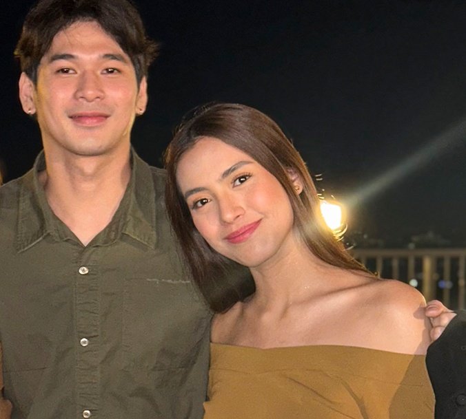 zsunlovre's tweet image. the difference between how he touched them. the hand manner?!?!? 😩💘