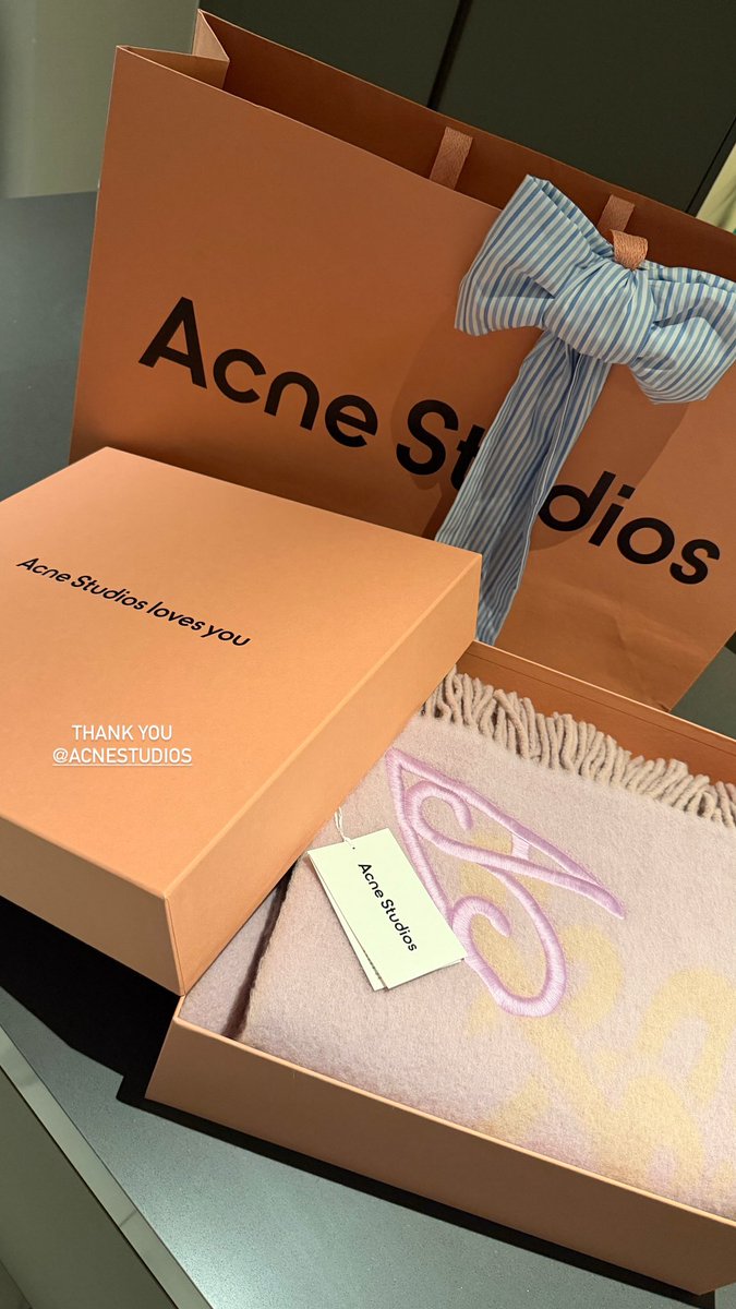 mommynunewz's tweet image. IGs : zeepruk

Thank You 🙏🏻 
@acnestudios 

˚𖤐 @zee_pruk 𖤐˚
#ZeePruk #Zunshine