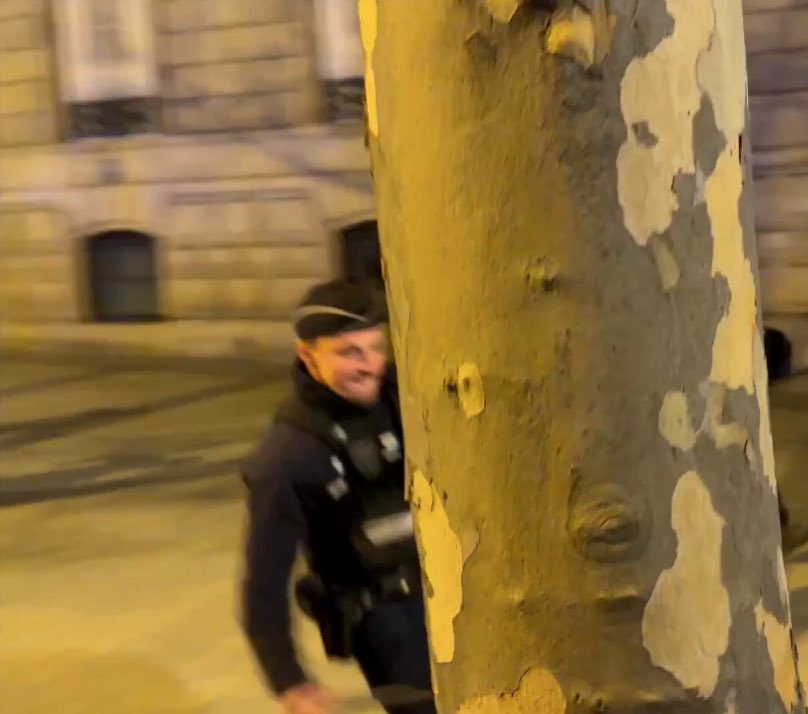 ahmedmahrez34's tweet image. C’est le meilleur jour de sa vie hein 🤣🤣🤣 il va enfin frapper du bougnoule mtn qu’il a l’uniforme et les armes