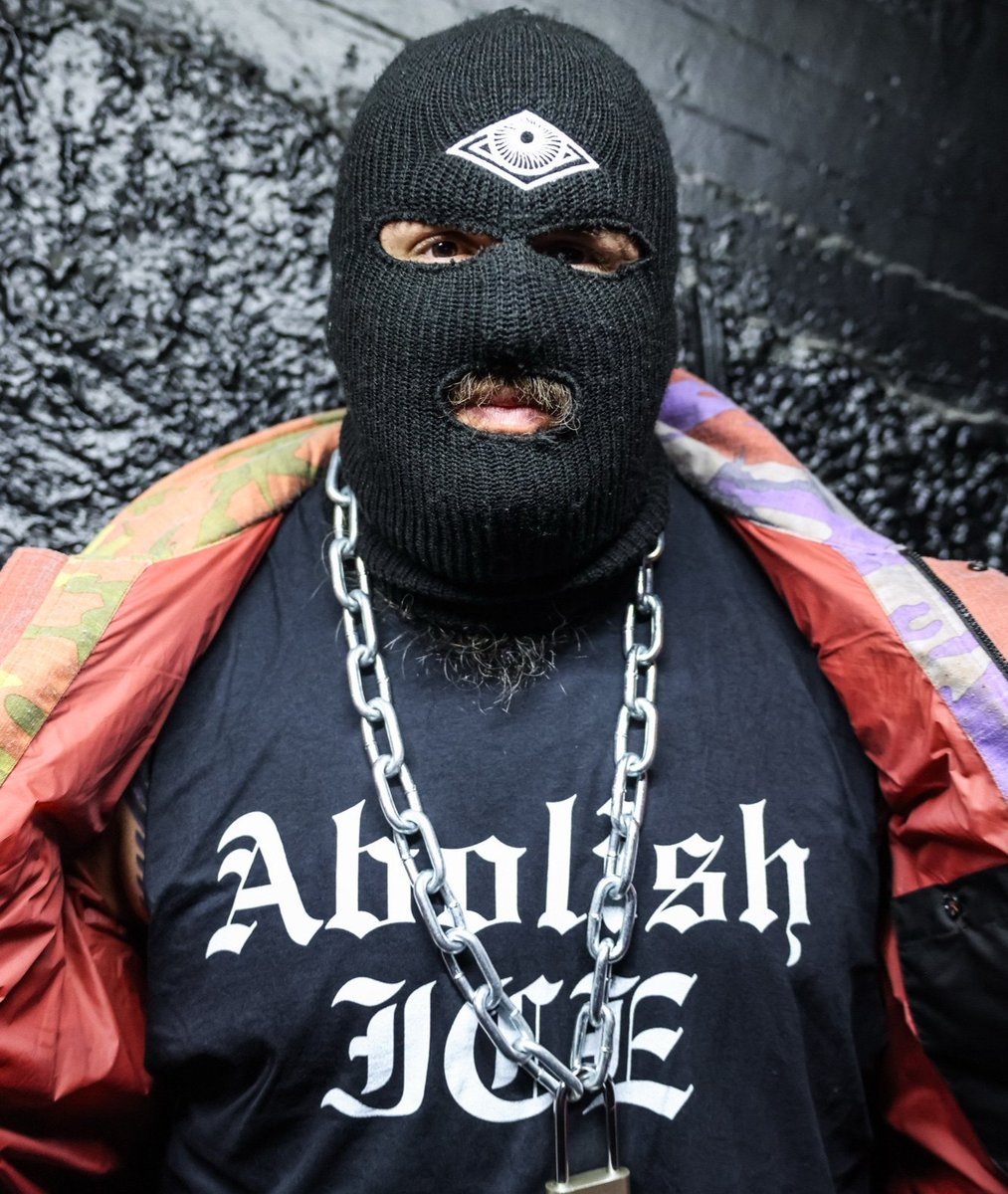 TheDrainmaker's tweet image. Headlocked Comics have teamed up with Daniel Warren Johnson to design a sick new variant cover featuring Brody King.

All the proceeds will be going to MIRAC: Minnesota Immigrant Resource Action Committee to help families who’ve been affected by ICE raids. ❤️