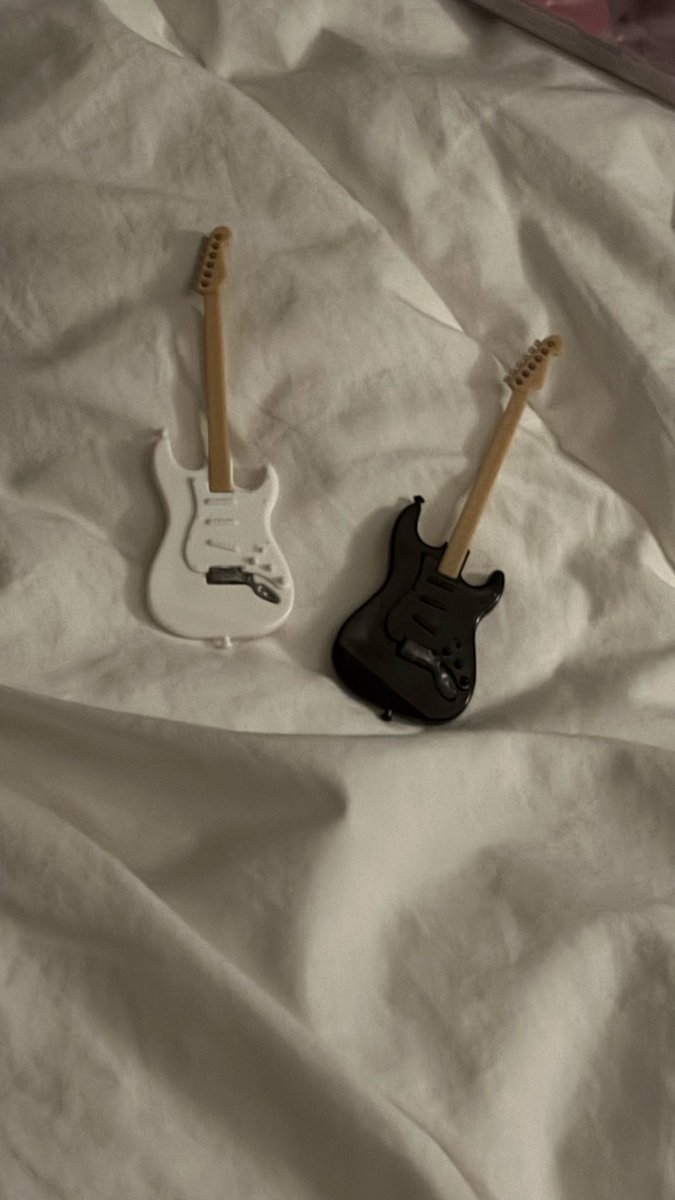 여러분 일본 다이소에는 조립 가능한 미니 기타를 팔아요.. 알고계셨는지..🥺

제가 본 컬러는 하양/검정 두개밖에 못봣어요..
이펙터도 종이로 만들수 잇게 도안도 그려져 잇답니다
일본 갈 일이 있다면 꼭 가보시라는 이야기..