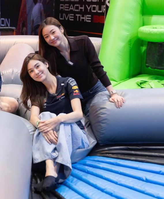 Nomannaw's tweet image. พี่ฝรั่งกับเสื้อRedbull F1และแฟนสาวของเค้า โคตรจะเหมาะสม เมะเคะที่ถูกต้องตามตำราทุกอย่าง