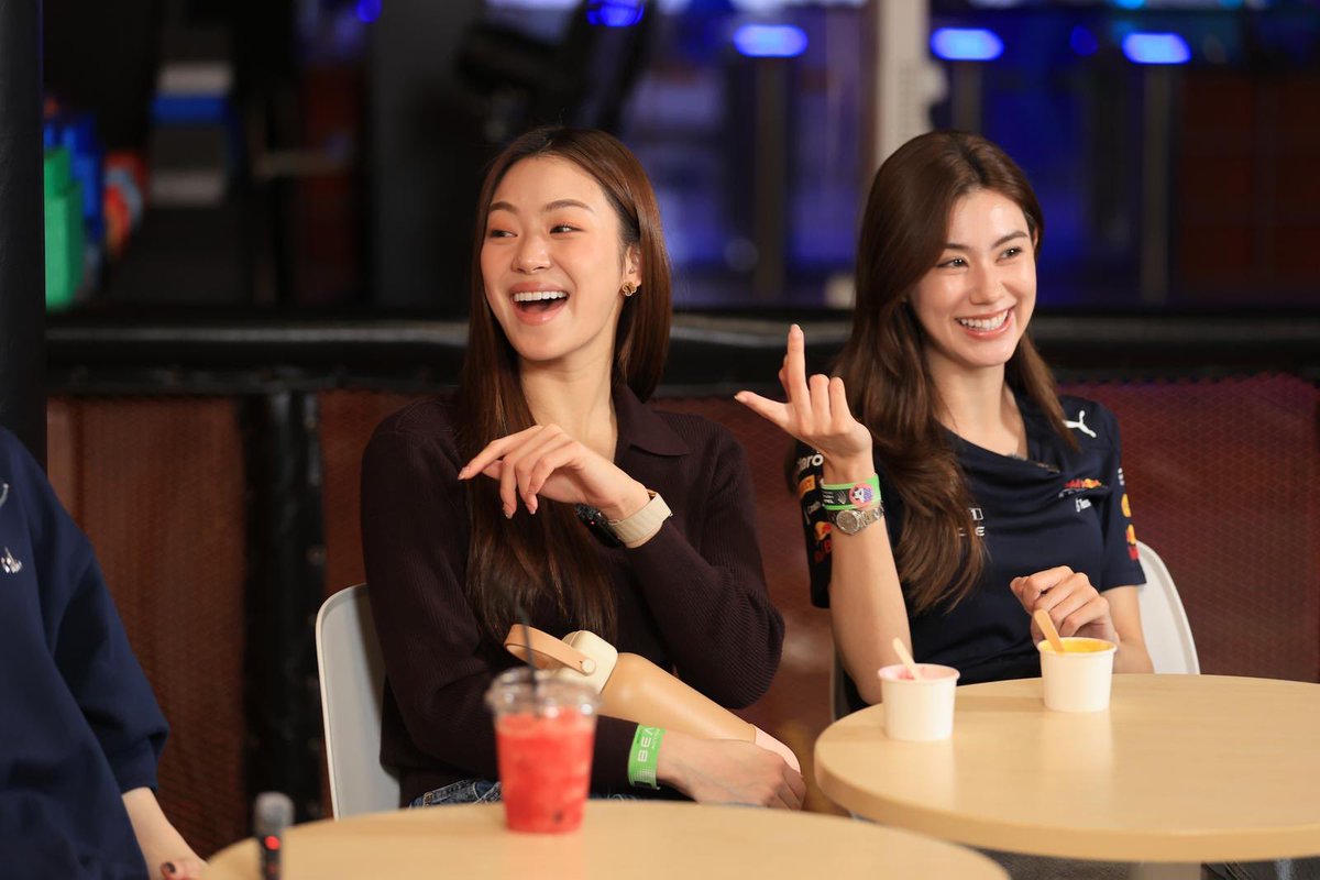 Nomannaw's tweet image. พี่ฝรั่งกับเสื้อRedbull F1และแฟนสาวของเค้า โคตรจะเหมาะสม เมะเคะที่ถูกต้องตามตำราทุกอย่าง