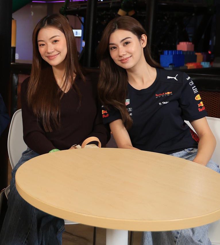 Nomannaw's tweet image. พี่ฝรั่งกับเสื้อRedbull F1และแฟนสาวของเค้า โคตรจะเหมาะสม เมะเคะที่ถูกต้องตามตำราทุกอย่าง