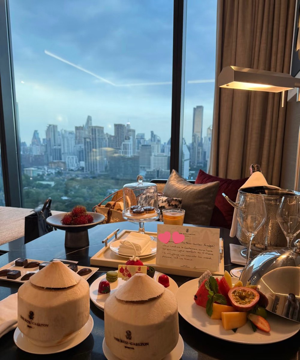 今回バンコクでもリッツに宿泊したんだけど昨年開業なのでとっっっても綺麗でタイというよりヨーロッパにいる気分。とにかく華やかで豪華。屋外プールもラウンジも眺望が最高で南国感満載。全てにおいて間違いなく最高だったよ…ここに泊まるためにまたバンコクに来たいレベルだった