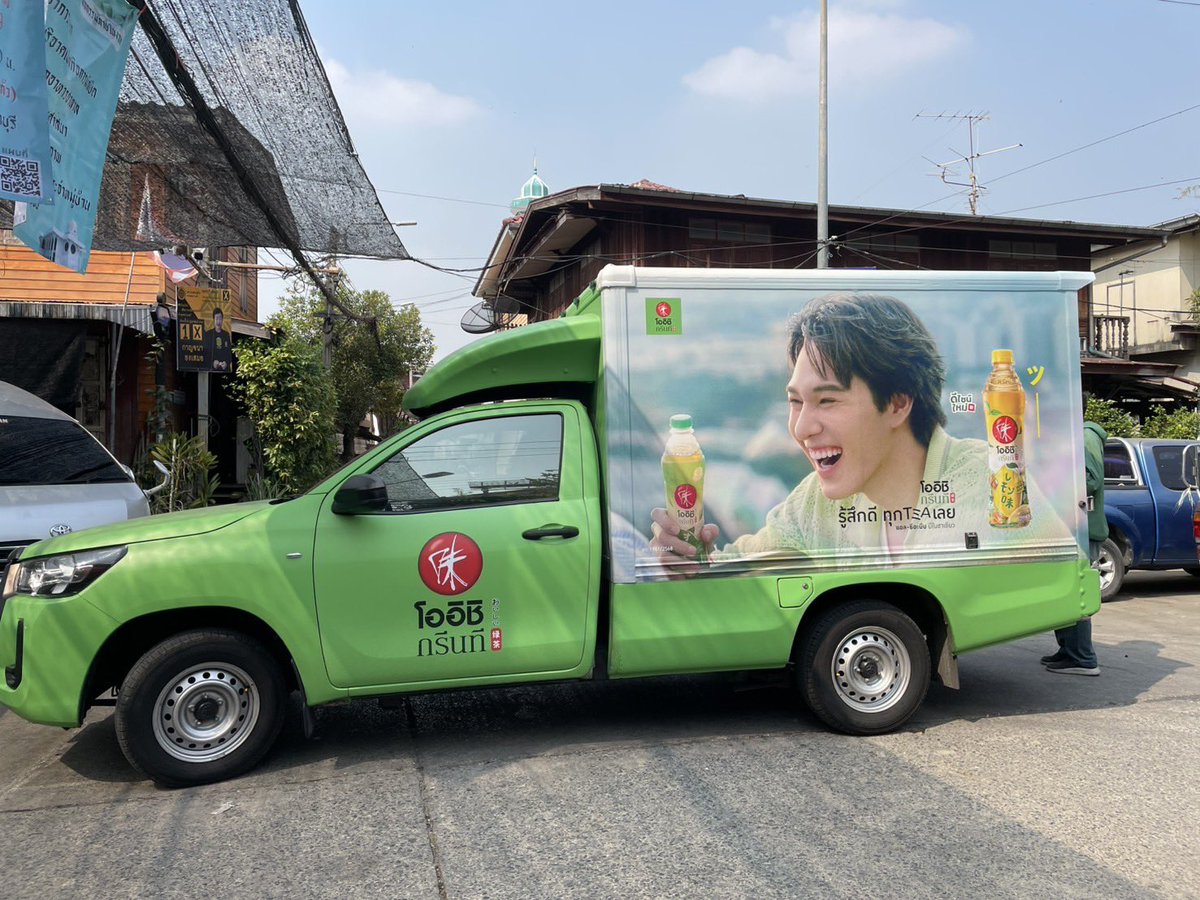 NaelaM1's tweet image. ยิ้มหน้าบาน 😆 แค่เห็นรูปรถโออิชิ ที่พ่อถ่ายส่งมาให้  มาส่งน้ำที่สั่งไว้ที่บ้าน จนท.โทรมาบอกขับรถสีเขียว รูปสกายนานิมาครับ 🐶🐱(บอกพ่อให้ถ่ายไว้ให้หน่อย แต่ถ่ายมาไม่ครบไม่ได้ถ่ายฝั่งสกาย เสียดาย) 🍋🌱
#OishiClubxSkyNani 
#SkyNani