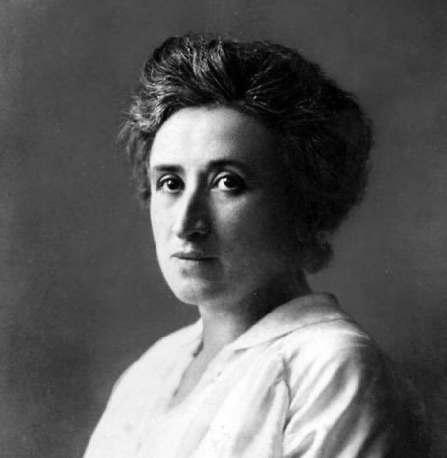 felix_bohr's tweet image. "Sieh, dass du Mensch bleibst. Mensch sein ist von allem die Hauptsache. 
Und das heißt fest und klar und heiter sein, ja heiter, trotz alledem."

Rosa Luxemburg

Am 15. Januar 1919 wurden sie und Karl Liebknecht von Freikorpssoldaten in Berlin ermordet.