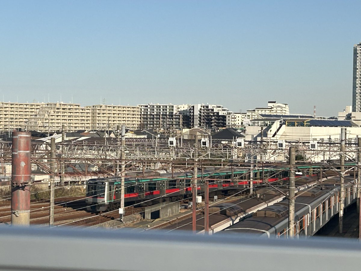 5050_to's tweet photo. 昨日長津田検車区いった！梶ヶ谷当該もいたし、動態保存されてる8500も見れた。5000系列リニューアルが終わったらいよいよ東急赤帯も終わりが近いね
東急最後の赤帯はおそらく1000系になるのかなー https://t.co/7eroeBVRLi