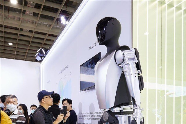 ObserverDotAI's tweet image. Barclays analysts predict the humanoid robotics market will reach $200 billion by 2035, driven by AI breakthroughs. 

Companies like Tesla are leading the charge by integrating neural networks into physical machines. 

These robots are expected to handle complex labor tasks,…
