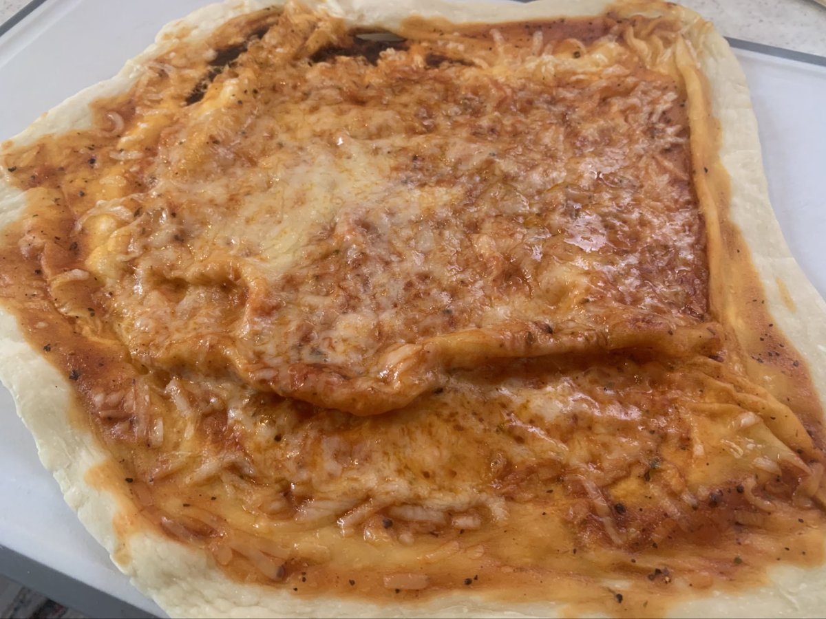 koukain's tweet image. これはオーブンに入れるのに苦戦しすぎてどんどん歪に大きくなったピザ