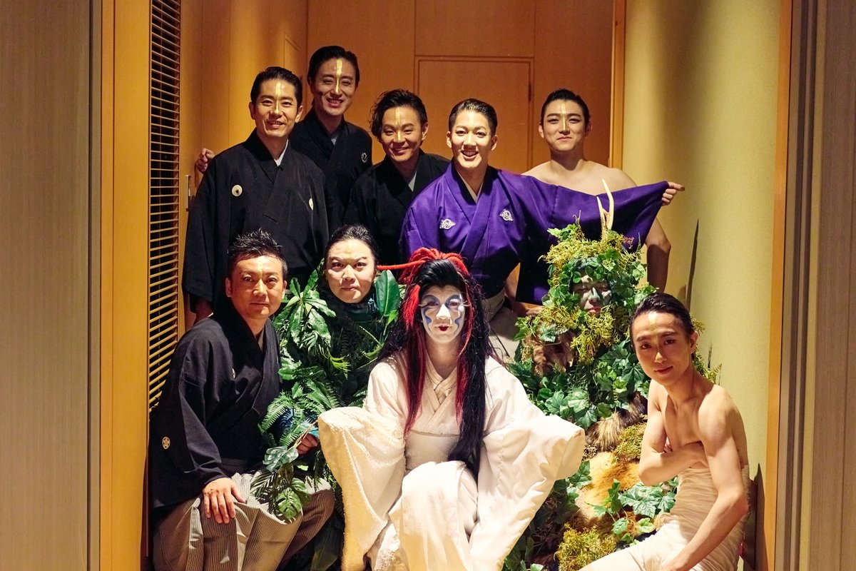 artkabuki_'s tweet photo. 16時半の回の出演者の記念写真、みんないい顔してる！

『ART歌舞伎2025 〜DEEP FOREST〜』
本日21時で配信終了、千穐楽を迎えます
まだ、ご覧になっていない方はぜひ
↓↓
https://t.co/jLsN4AkK5k https://t.co/pECw6CozAh