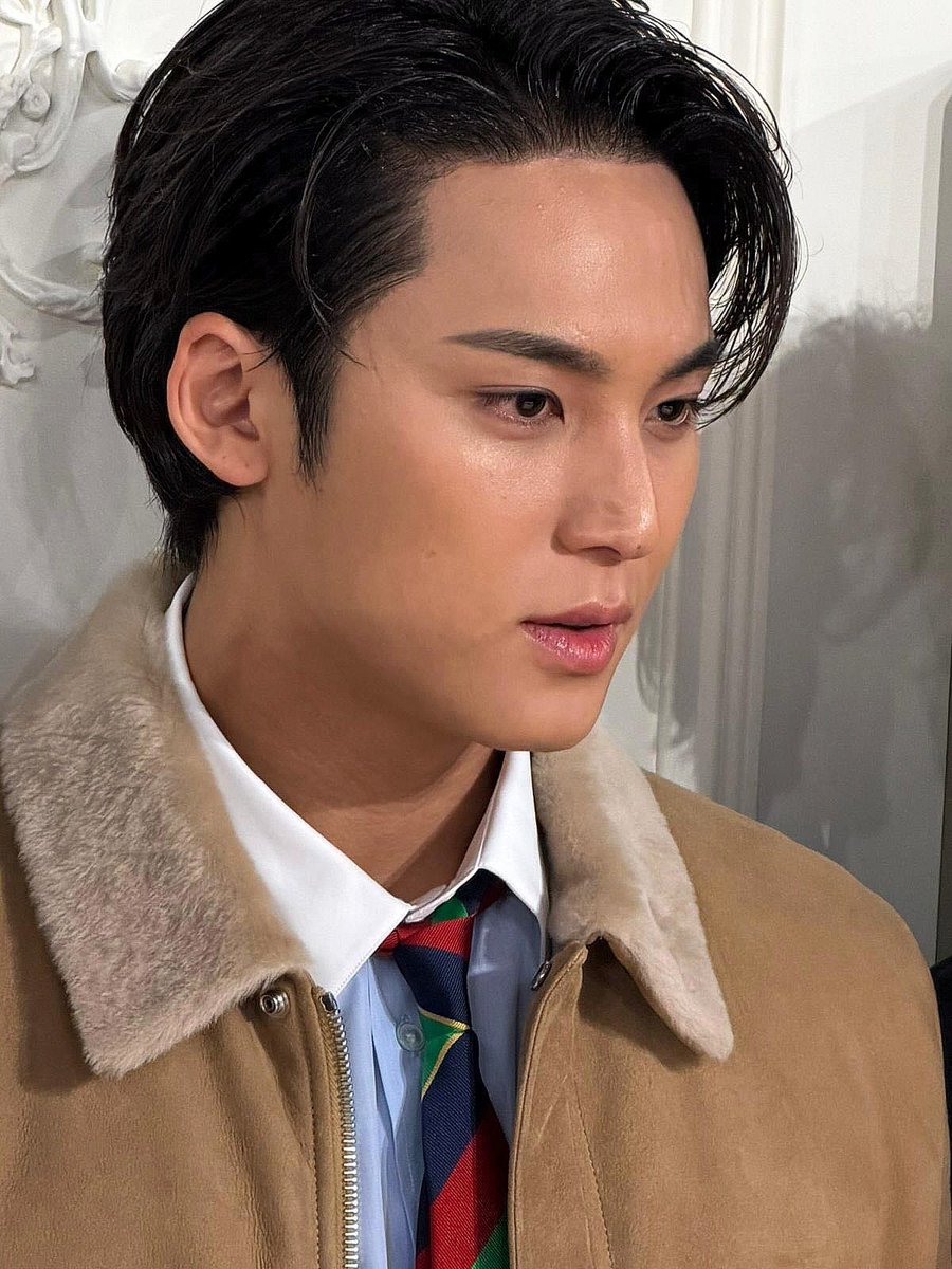 what in a greek god look like is this oh my god 😩🤍
