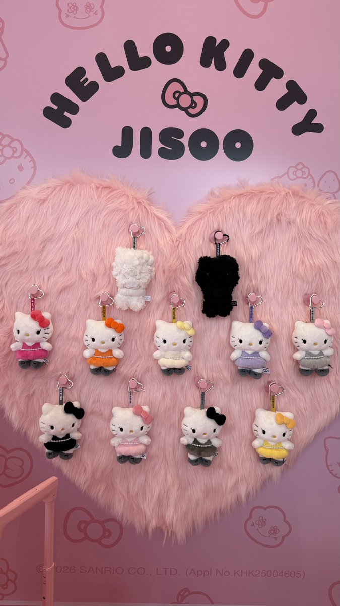 wwaterx's tweet photo. too cute so much #HelloKittyJisoo https://t.co/891Tq7Y0k0