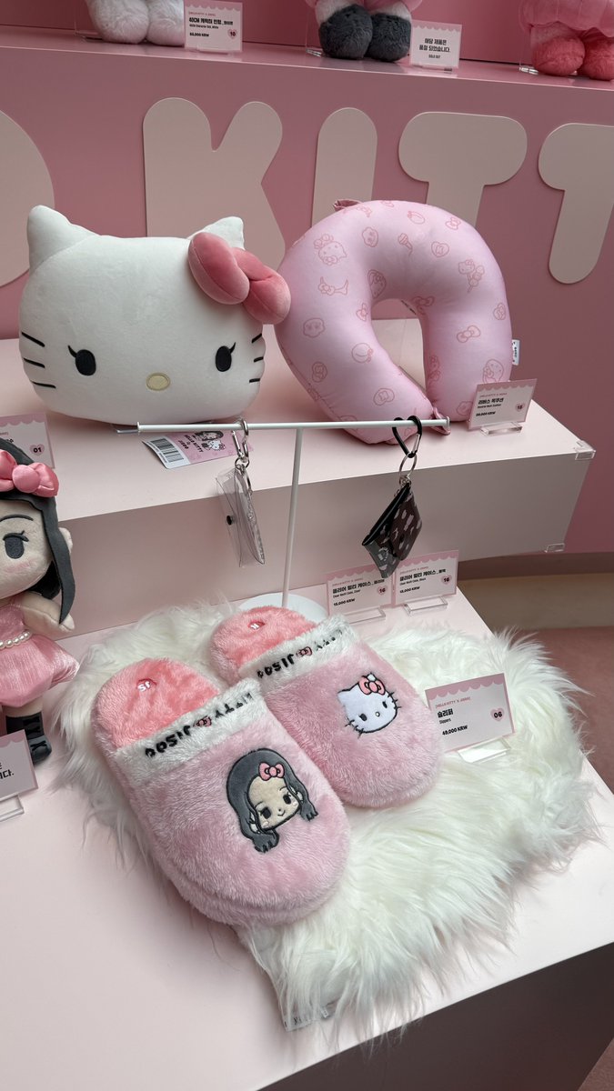 wwaterx's tweet photo. too cute so much #HelloKittyJisoo https://t.co/891Tq7Y0k0