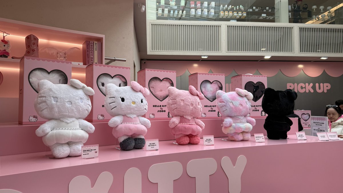 wwaterx's tweet photo. too cute so much #HelloKittyJisoo https://t.co/891Tq7Y0k0