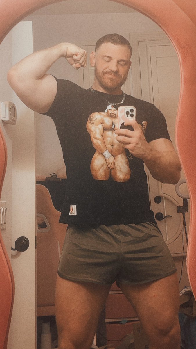 Beard update, btw! I dyed it to make it more visible while it continues to grow out 🙈